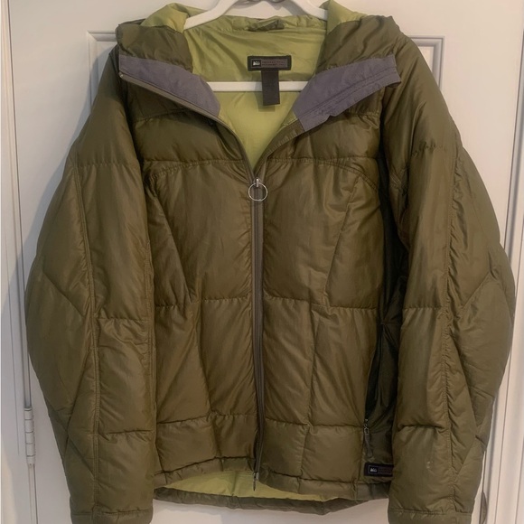REI Jackets & Blazers - Vintage REI down puffer. Size large. Olive green.